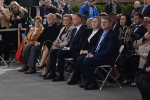 Para prezydencka i zaproszeni goście w czasie obchodów 79. rocznicy śmierci Rodziny Ulmów