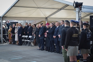 Para prezydencka i zaproszeni goście w czasie obchodów 79. rocznicy śmierci Rodziny Ulmów - stoją podczas uroczystości