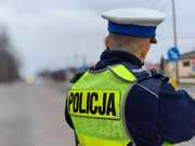 Umundurowany policjant kontroluje prędkości kierujących pojazdami