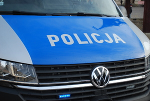 Na zdjęciu policyjny radiowóz marki volkswagen.