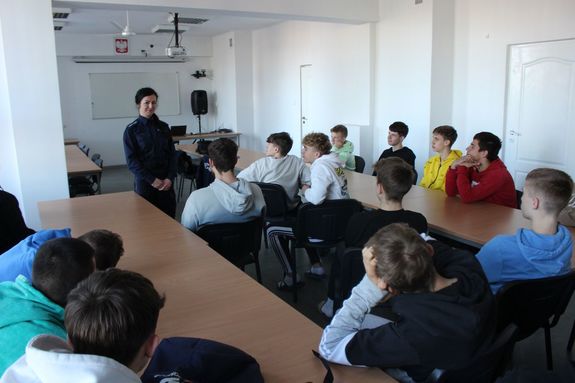 Na zdjęciu asp.szt. Edyta Draus z Komendy Wojewódzkiej Policji w Rzeszowie prowadzi spotkanie z uczniami Szkoły Mistrzostwa &quot; Siarka&quot; w Tarnobrzegu.
