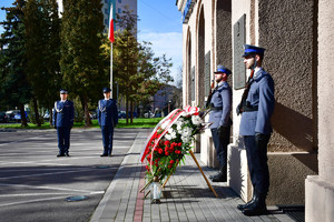 Kierownictwo podkarpackiej Policji podczas składania kwiatów pod tablicami memorialnymi na frontonie Komendy Wojewódzkiej Policji w Rzeszowie