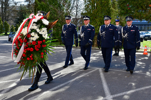 Kierownictwo podkarpackiej Policji podczas składania kwiatów pod tablicami memorialnymi na frontonie Komendy Wojewódzkiej Policji w Rzeszowie