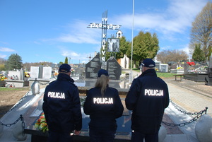 Policjanci oddający hołd przed pomnikiem Katyńskim w Strzyżowie