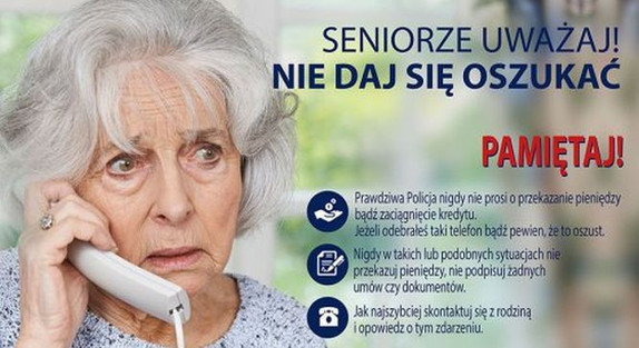 Na zdjęciu starsza kobieta, trzyma w ręku telefon. W tle napisy ostrzegające seniorów przed oszustwami na wnuczka
