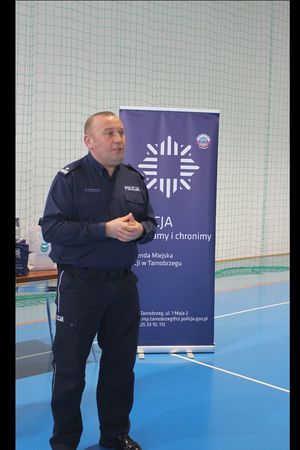 Turniej Bezpieczeństwa w Ruchu Drogowym - Zastępca Komendanta Miejskiego Policji w Tarnobrzegu podinsp.Mariusz Stasiak  gratuluje zwycięzscom