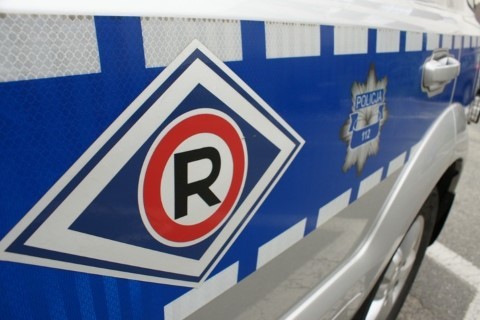 Na zdjęciu widoczne logo ruchu drogowego umieszczone na radiowozie Policji