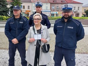 Policjanci oraz Pani kierownik oddziału rejonowego pck w Jaśle