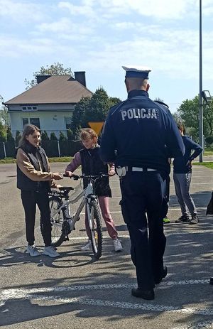 Policjanci podczas egzaminu praktycznego dzieci na kartę rowerową