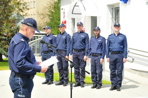 Komendant Powiatowy Policji w Jaśle witający przybyłych gości