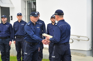 I Zastępca Komendanta Wojewódzkiego Policji w Rzeszowie wręczający okolicznościowy grawerton
