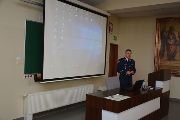 Ze studentami o służbie policyjnej rozmawiał Komendant Miejski Policji w Tarnobrzegu podinsp. Marek Pietrykowski