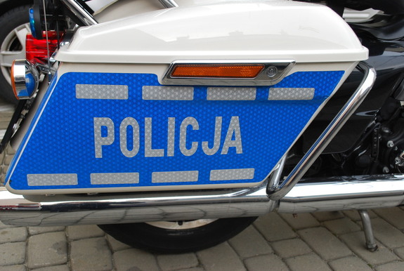 Na zdjęciu fragment policyjnego motocykla z napisem policja.