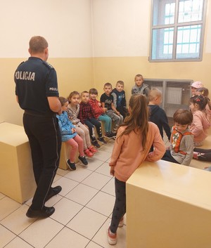 Dzieci zwiedzają pomieszczenia dla osób zatrzymanych