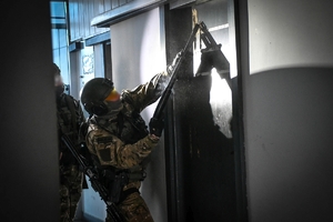 Policyjni kontrterroryści podczas ćwiczeń.