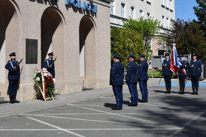 Policjanci przed tablicami na frontonie Komendy Wojewódzkiej Policji w Rzeszowie, upamiętniającymi policjantów pomordowanych w obozach jenieckich na Wschodzie
