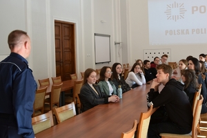 Policjanci podczas spotkania ze studentami Centrum Polonijnego Uniwersytetu Rzeszowskiego