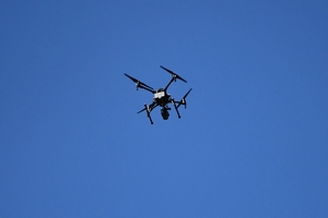 Policjanci podczas działań z wykorzystaniem drona.