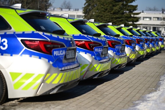 Policjanci podczas przekazania nowych radiowozów