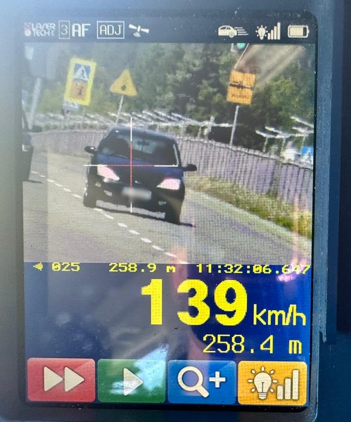 zdjęcie z policyjnego urządzenia do pomiaru prędkości jadącego 139km/h forda na jednej z krośnieńskich ulic