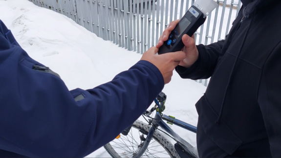 Policjant podczas badania stanu trzeźwości rowerzysty