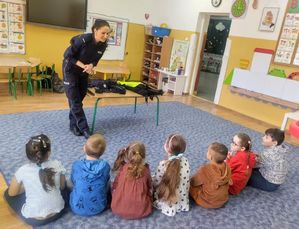 Policjantka w sali przedszkola z dziećmi