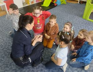 Policjantka podczas prelekcji z małymi dziećmi