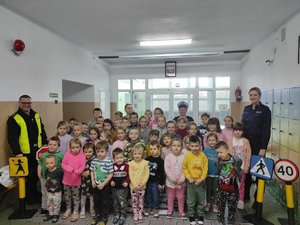 Grupowe zdjęcie policjantów oraz dzieci z Umieszcza