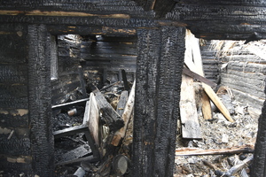 Widok spalonego wnętrza domu