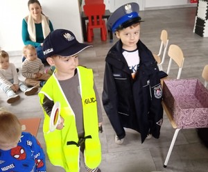 Na zdjęciu dwóch przedszkolaków w elementach umundurowania policjantów