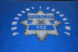 srebrny napis na błękitnym tle policja pomagamy i chronimy wokół policyjnej gwiazdy