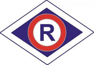 Logo policjantów ruchu drogowego. Litera R na białym tle czerwonego okręgu, wpisanego w romb.