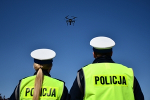Policjanci podczas działań z wykorzystaniem drona.