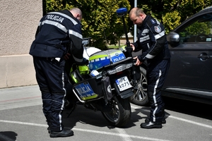 Policjanci na motocyklach przygotowują się do jazdy.