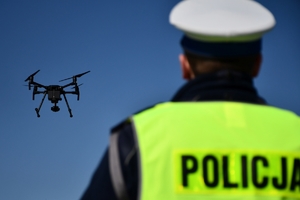 Policjanci z dronem