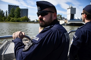 Policjanci podczas działań na rzece Wisłok