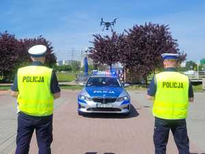 Policjanci podczas działań z wykorzystaniem drona