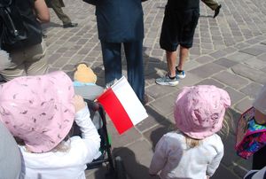 Na zdjęciu dzieci z flagą RP.