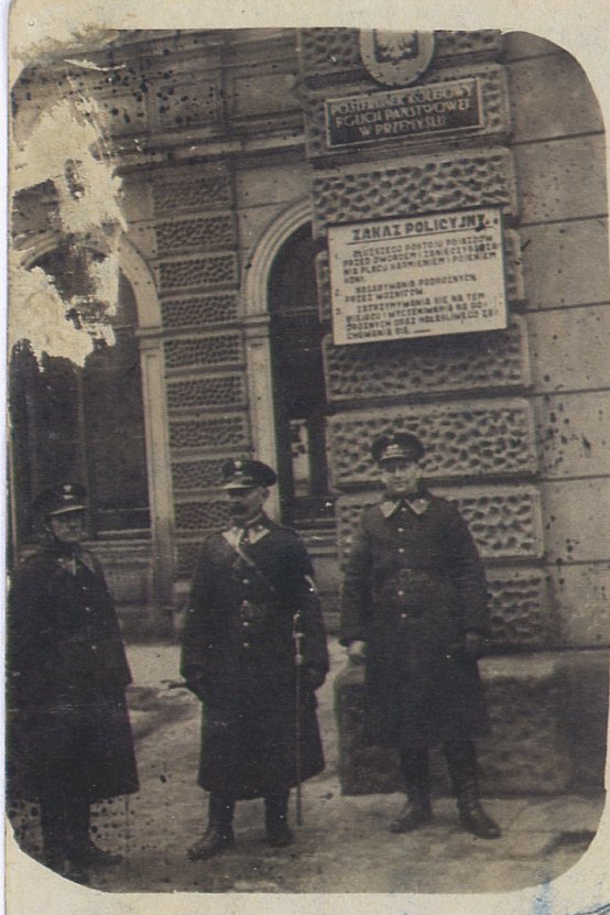Na zdjęciu Funkcjonariusze przed Posterunkiem Kolejowym Policji Państwowej przy Dworcu Głównym w Przemyślu 