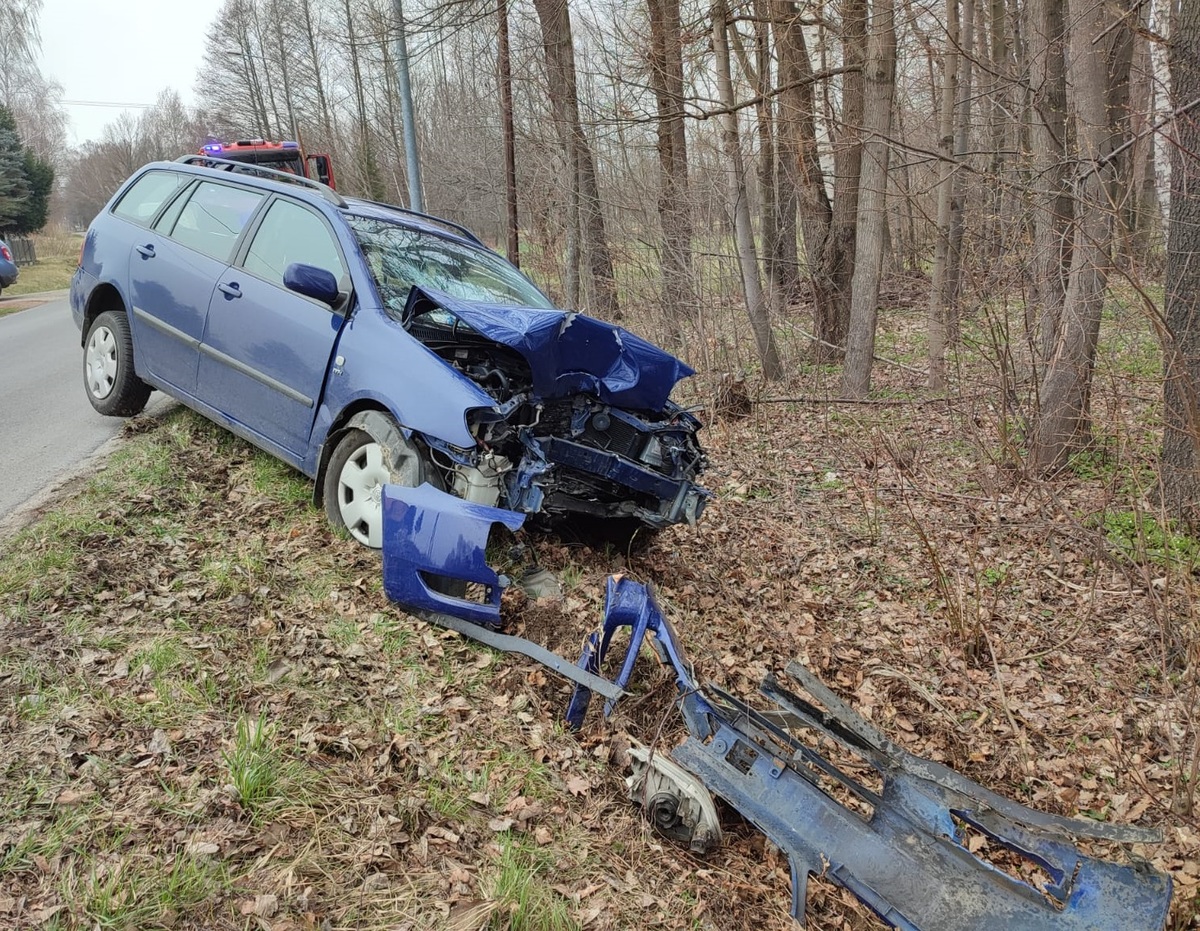 Zdjęcie przedstawia uszkodzoną Toyotę, która uczestniczyła w zdarzeniu drogowym w Haczowie