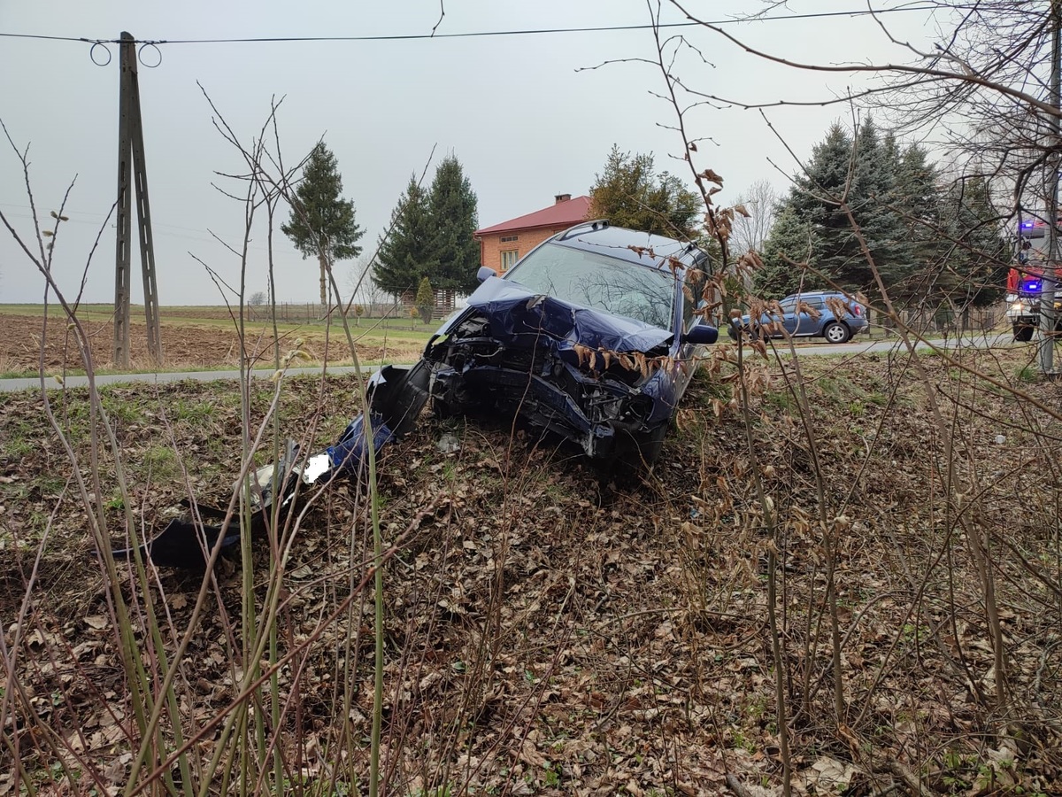 Zdjęcie przedstawia uszkodzoną Toyotę, która uczestniczyła w zdarzeniu drogowym w Haczowie