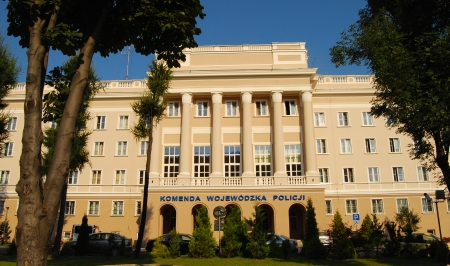 Zdjęcie budynku Komendy Wojewódzkiej Policji w Rzeszowie - widok od frontu