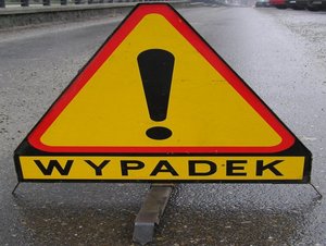 zdjęcie przedstawiające znak drogowy z wykrzyknikiem i napisem WYPADEK