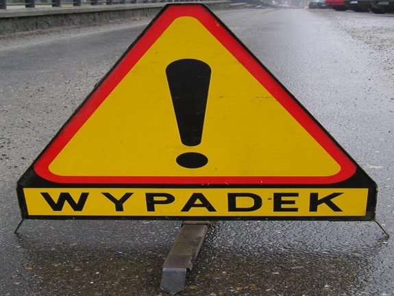 zdjęcie przedstawiające znak drogowy z wykrzyknikiem i napisem WYPADEK