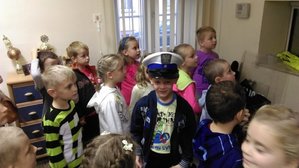 Przedszkolaki w Niebieskim Pokoju przymierzają policyjne czapki