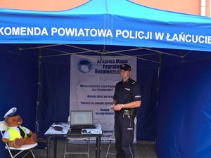 Policjant w namiocie KPP Łańcut informuje jak korzystać z Krajowej Mapy Zagrożeń Bezpieczeństwa.