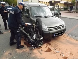 zderzenie motocyklisty z samochodem osobowym