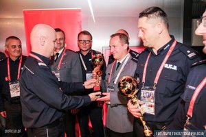 Policjanci z Komendy Powiatowej w Mielcu odbierają statuetki z rąk Komendanta Głównego Policji. Foto: Świętokrzyska Policja / policja.pl