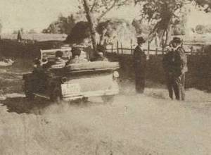 Na zdjęciu Powiatowy komendant Policji Państwowej w Łańcucie z dwoma posterunkowymi podczas pościgu - 1934 r. (zdj. Tajny Detektyw)