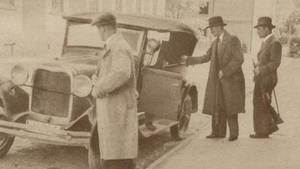 Na zdjęciu Wywiadowcy rzeszowskiej policji wsiadają do pojazdu służbowego - 1934 r. (zdj. Tajny Detektyw)